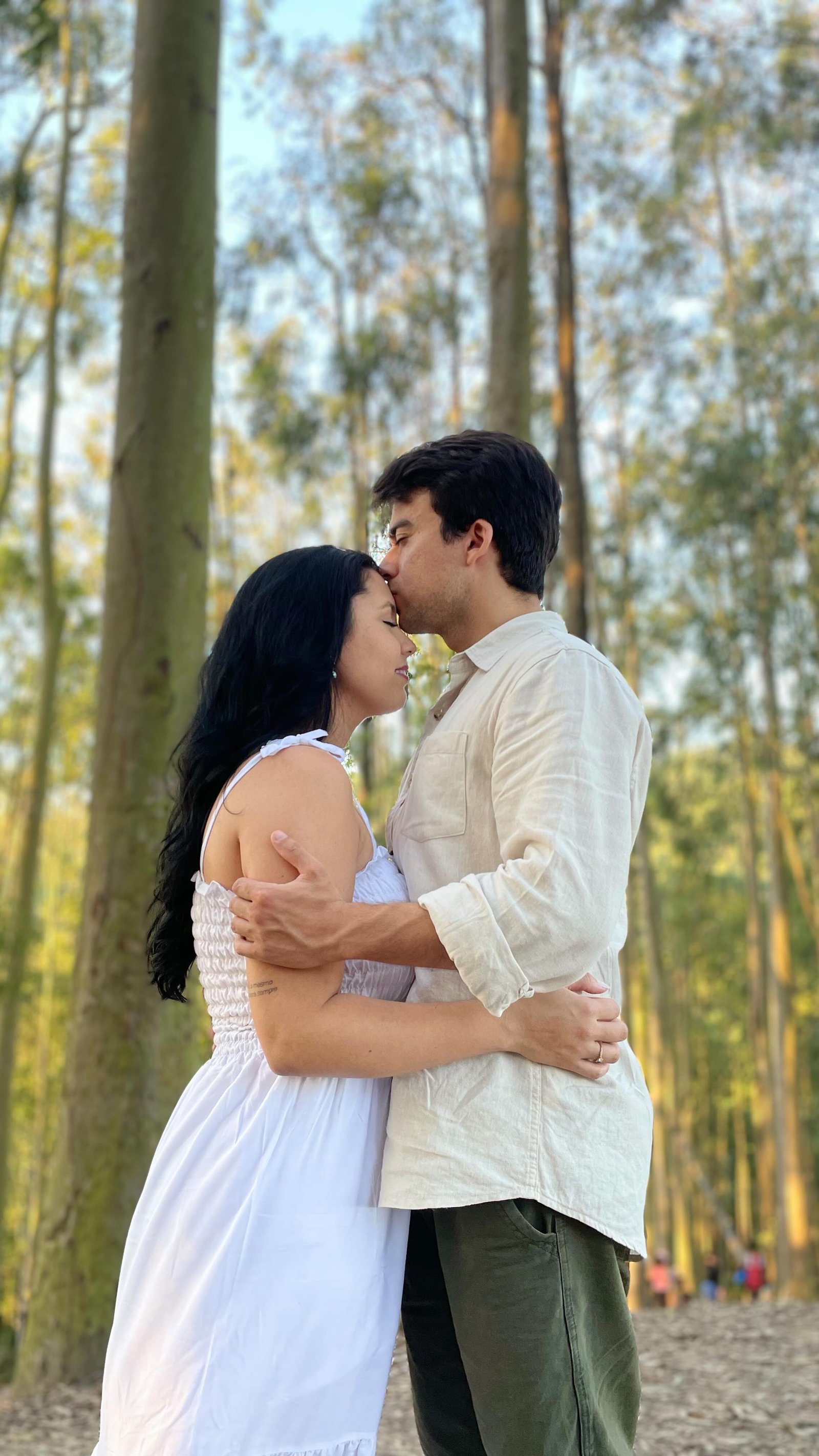 Casal se abraçando em um bosque, ensaio fotográfico de Lucas Ferreira